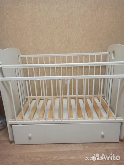 Детская кроватка с маятником и ящиком