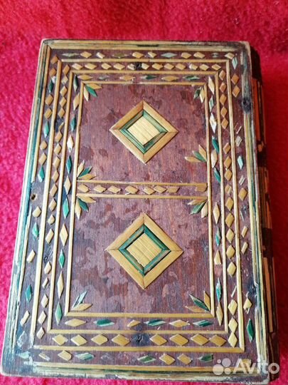 Старинная деревянная шкатулка в виде книги