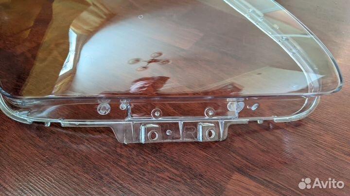 Стекло правой фары Suzuki Swift lll