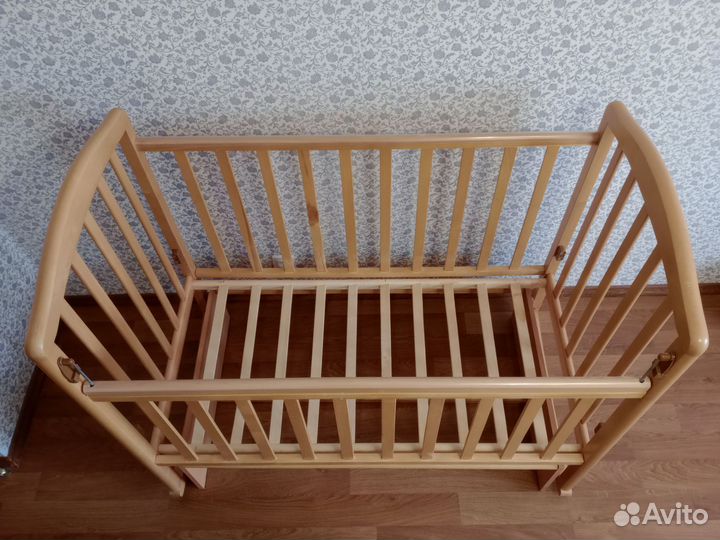 Детская кроватка с продольным маятником