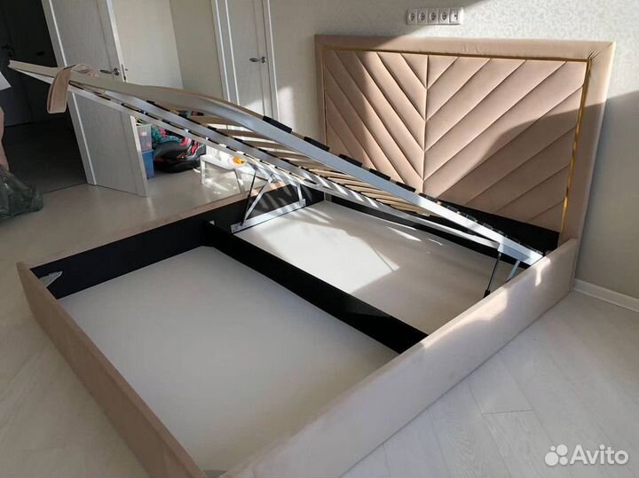 Кровать двухспальная с ящиком для белья