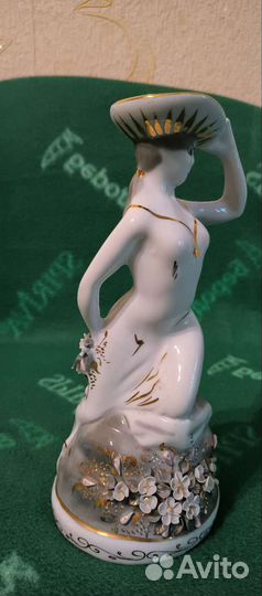 Фарфоровая статуэтка девушка в шляпе