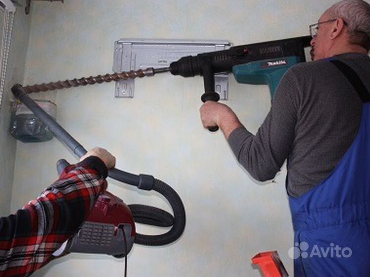 монтажник бурит стену для кондиционера перфоратором