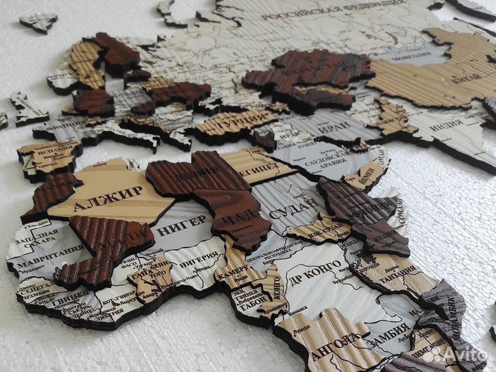 Рельефная деревянная карта мира