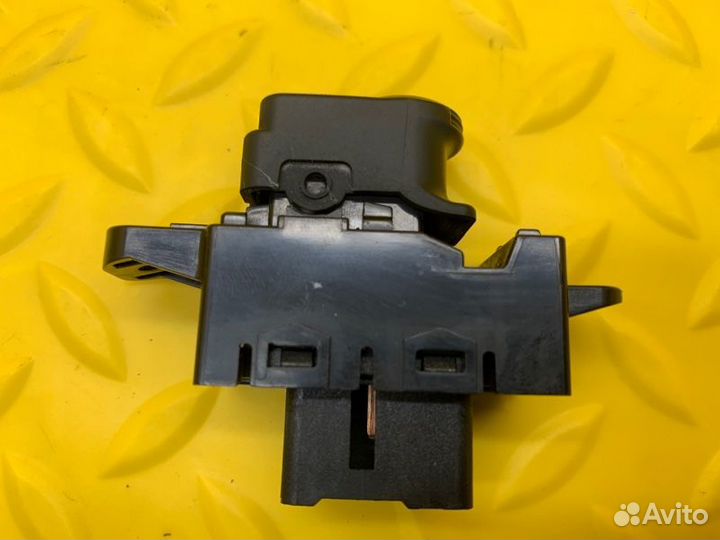 Кнопка стеклоподъемника задняя правая Hyundai