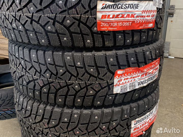 Bridgestone Blizzak Spike-02 SUV 205/70 R15 96T