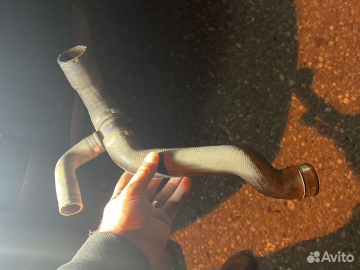 Нижний патрубок радиатора