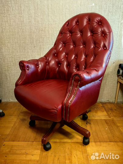 Кожаное кресло руководителя