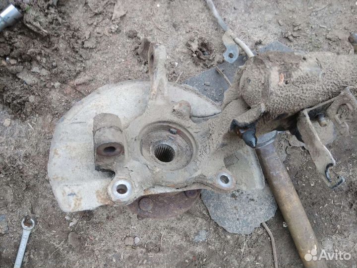 Кулак пер левый Mitsubishi lancer 10