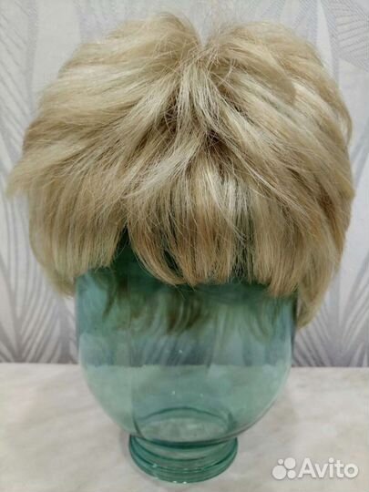 Парик современный. Короткая стрижка блонд