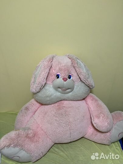 Большой плюшевый заяц