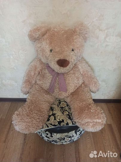 Большой плюшевый медведь