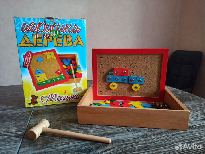 Деревянная мозаика с молотком и гвоздями