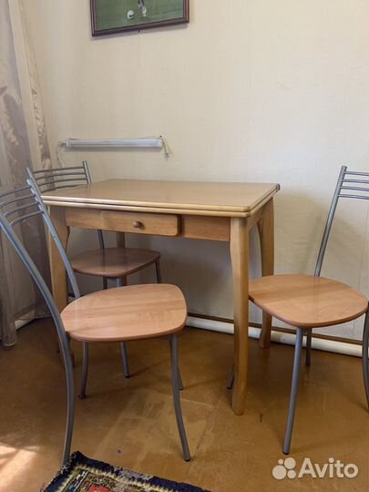 Кухонный стол и стулья