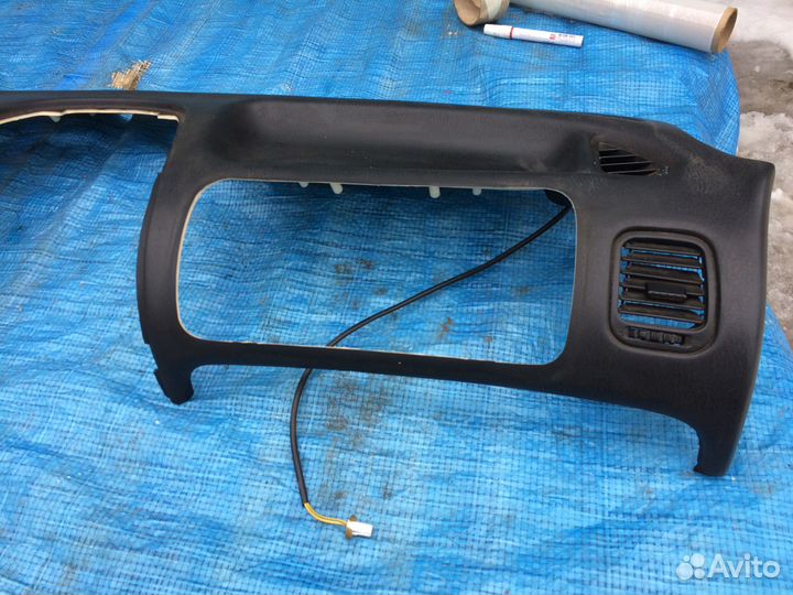 Торпедо накладка под срс Mitsubishi Carisma 1997