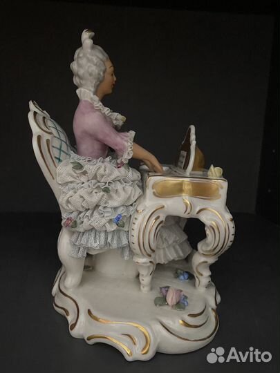 Фарфоровая статуэтка