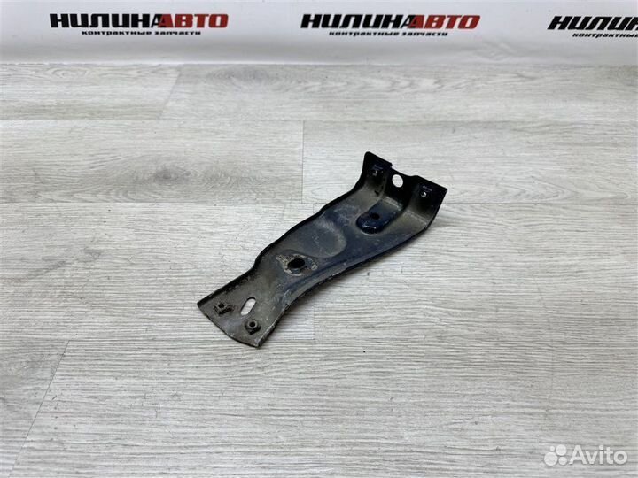 Кронштейн крыла правый Volkswagen Passat B6 седан