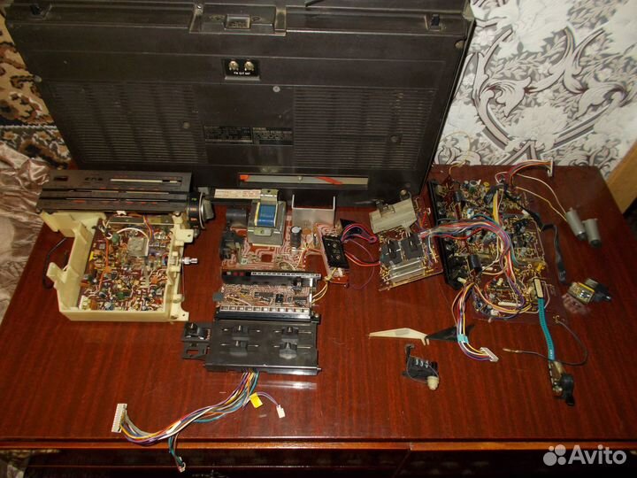 Магнитолы в разбор Sharp GF 555 x,Hitachi TRK- W3W