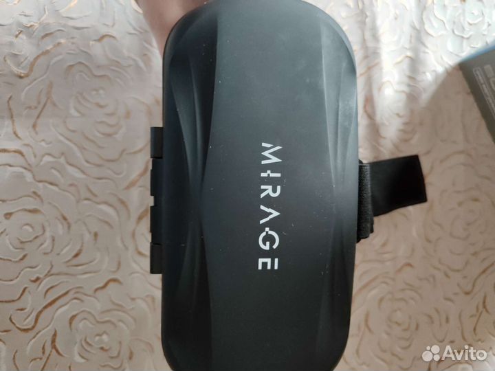 Очки виртуальной реальности с джойстиком