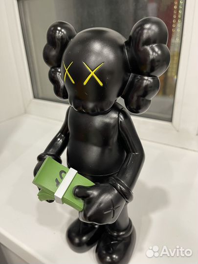 Игрушка kaws с деньгами