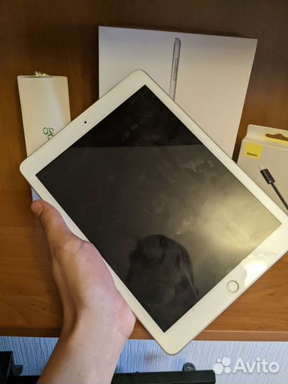 Планшет iPad 9.7 в комплекте
