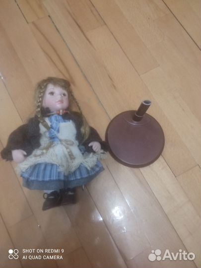 Кукла фарфоровая