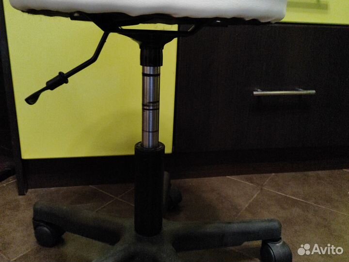 Стул мастера на колесах