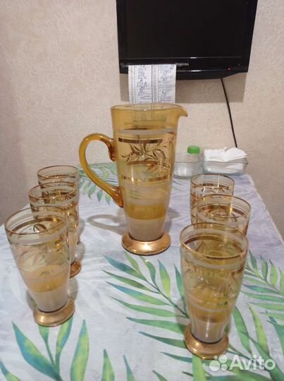 Сервис кувшин и шесть стаканов