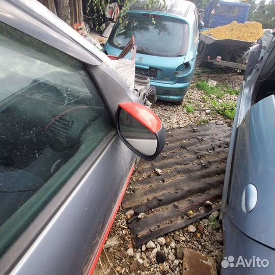 Боковое правое зеркало на пежо 206