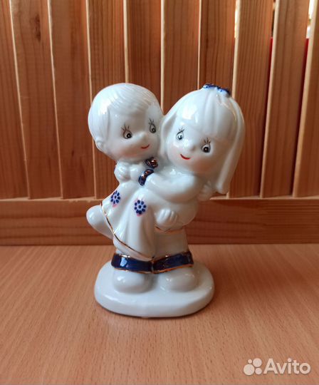 Статуэтка Мальчик и девочка фарфор