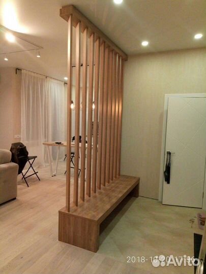 Банкетка с зонирующей реечной перегородкой из лдсп