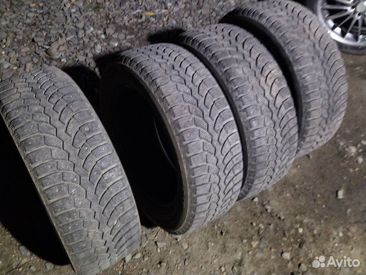 Bridgestone Blizzak Spike-01 215/60 R17