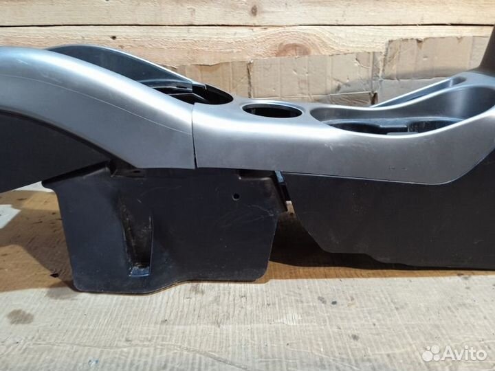 Консоль центральная (подлокотник) Mitsubishi Outla