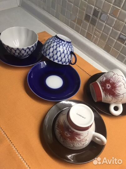 Чашки разной величины с блюдцами, два набора