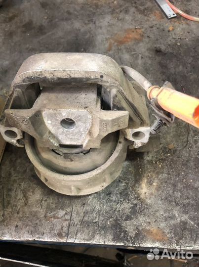 Опора двигателя Audi A8