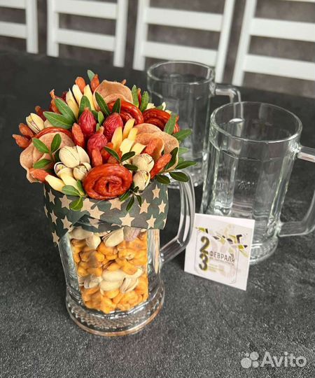 Пивная кружка с колбасками. Съедобные букеты