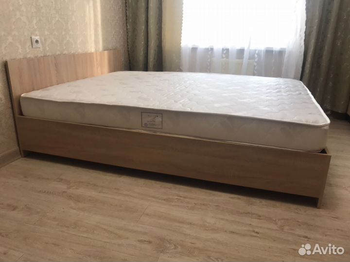 Кровать с матрасом