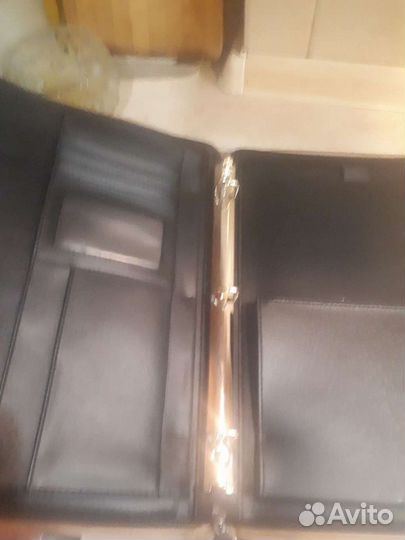 Папка для бумаг на молнии.Внутри отделения для док