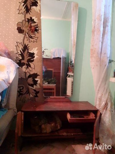 Трюмо с зеркалом