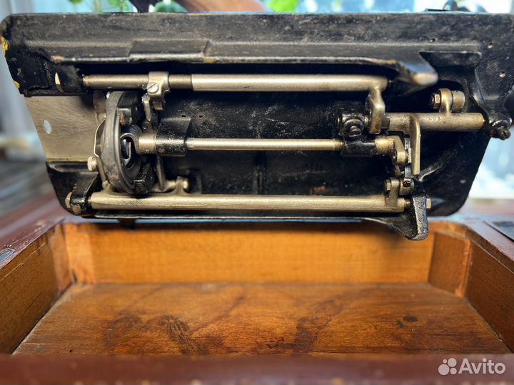 Настроенная швейная машинка пмз с ручным приводом