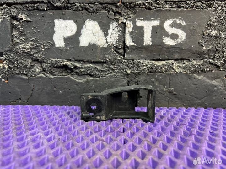 Крепление радиатора кондиционера левое Nissan