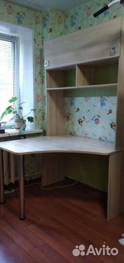 Рабочий стол угловой с настольной полкой