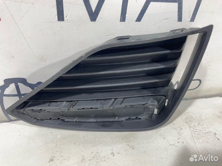 Решетка противотуманной фары передняя правая Geely