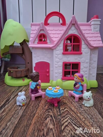 Кукольный домик с мебелью и фигурками