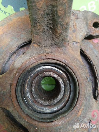 Ступица цапфа кулак передняя левая Mazda 323 BG