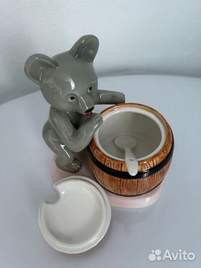 Фарфоровая статуэтка