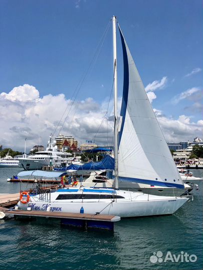 Парусная моторная яхта