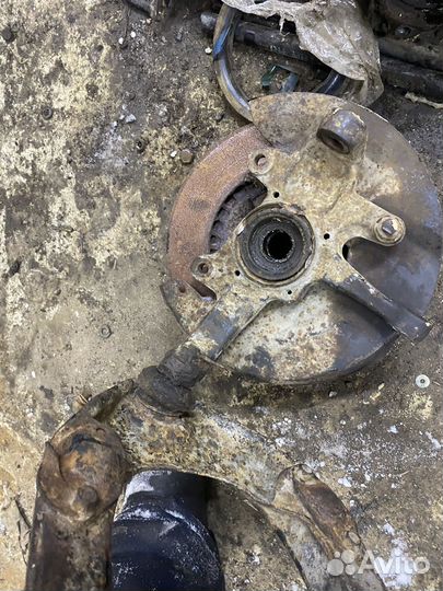 Правый поворотный кулак в сборе mitsubishi pajero