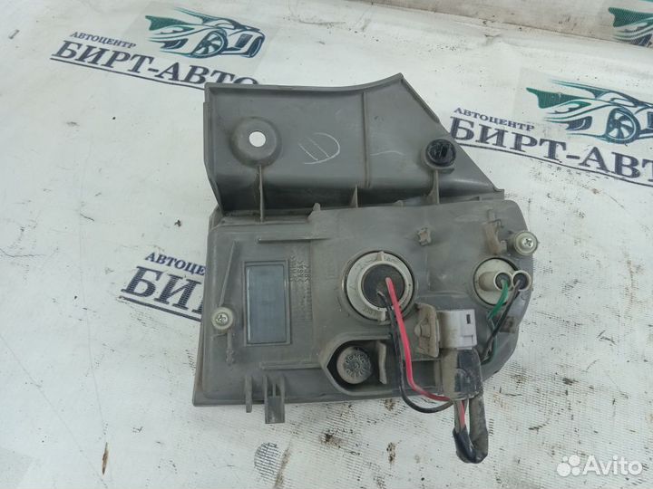 Фонарь задний в бампер правый Toyota Isis I рестайлинг (2009—2018)