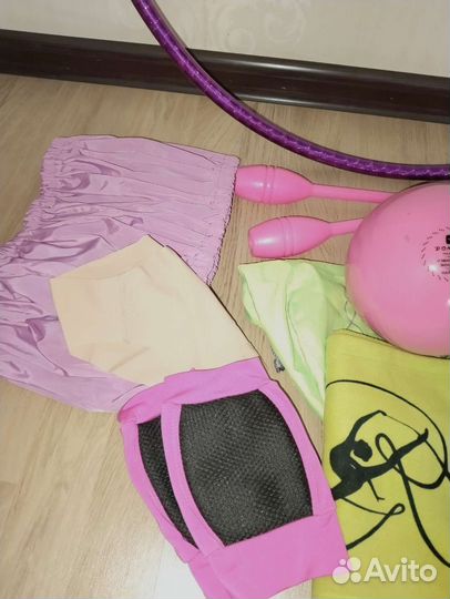 Обруч, скакалка, мяч, кубик, резина и т.д